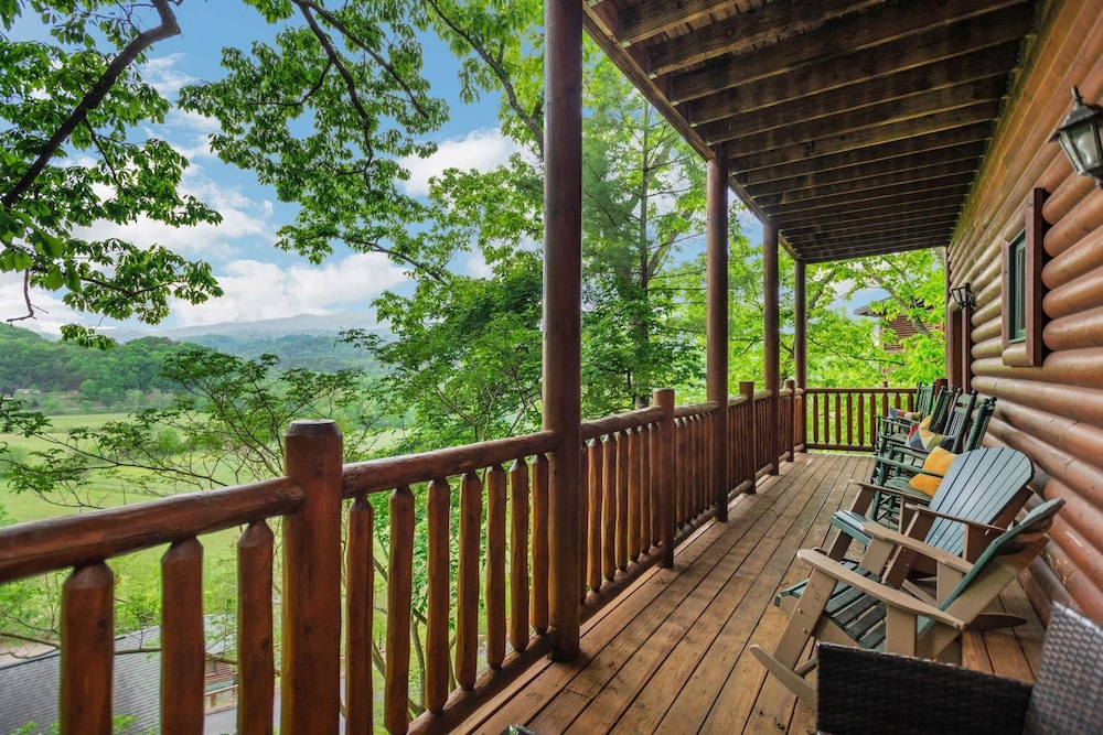 Summit View Way Resort Cabin w Hot Tub Deck w Views Pool Table