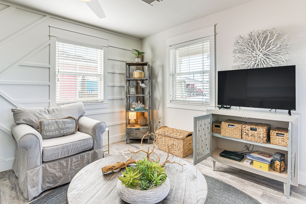 Modern Coastal Farmhouse: Walk to Surfside Beach!