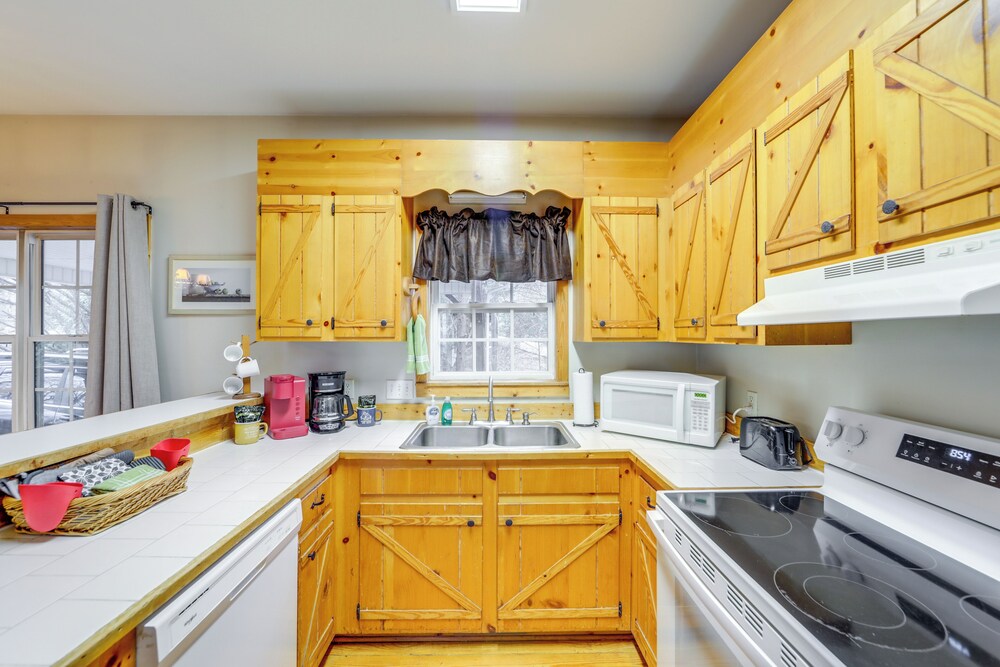 Play & Unwind! Home w/ Hot Tub in Maggie Valley