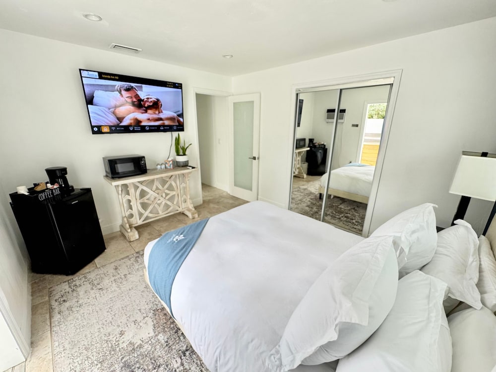 Islands Inn on the Drive - Sunshine 2BD Suite - A0