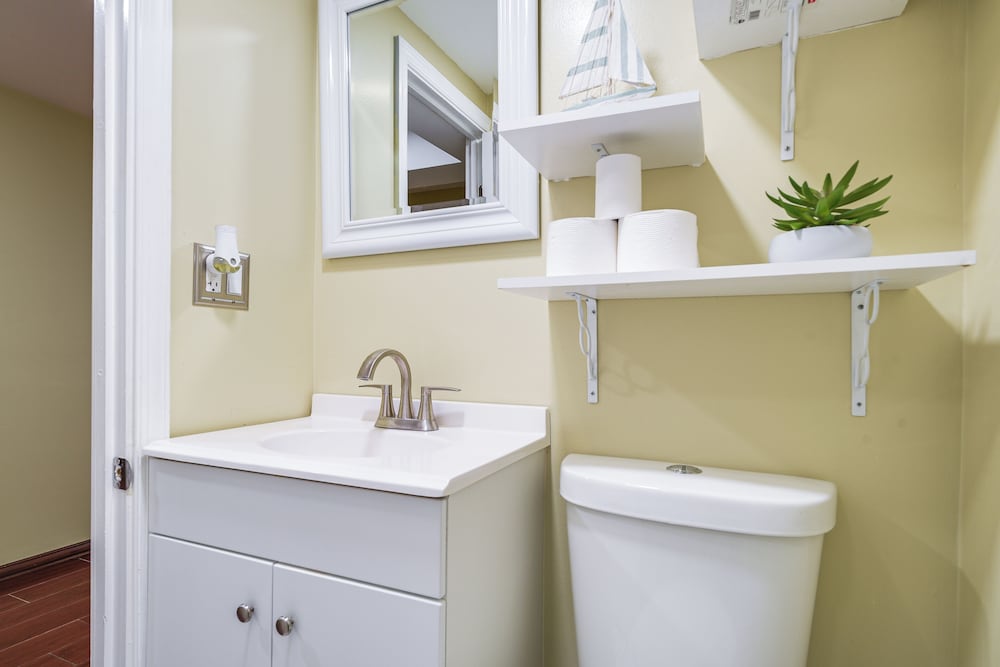 11 Mi to Downtown Baltimore: Middle River Townhome, photo 16
