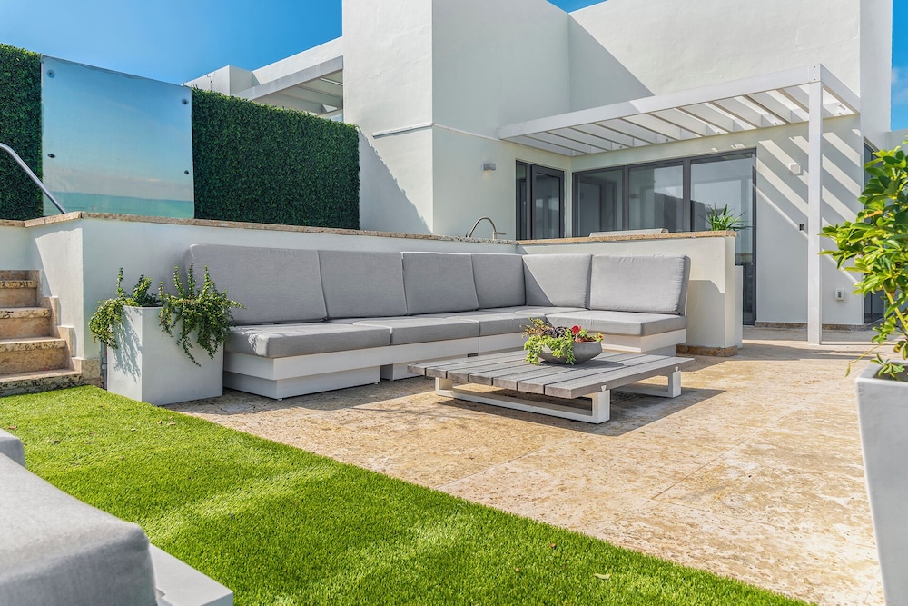 Luxury Vacation Rentals in South Beach by LRMB