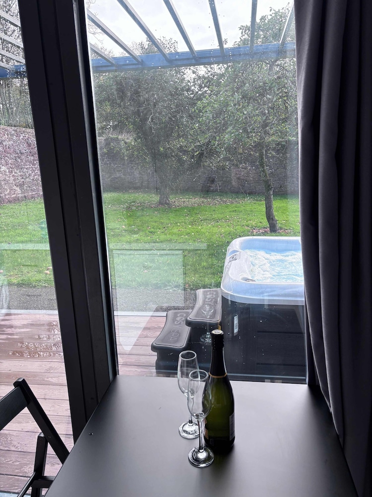 Glamping Pod With a Hot Tub in Orchard