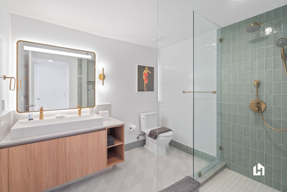 Stylish Apartments with Partial Ocean Views in Downtown