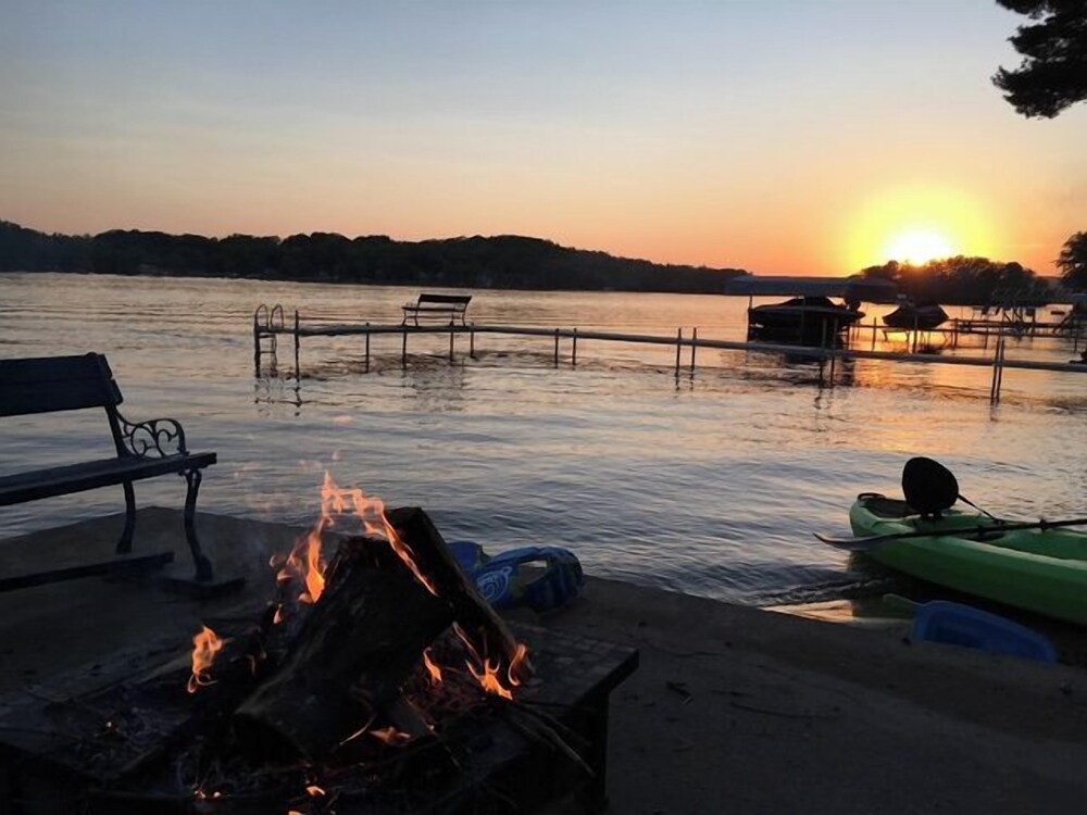 4 BR Tranquil Lakefront Retreat w/ Fire Pit