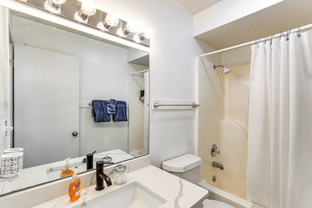 Community Perks: Scenic Osage Beach Condo!
