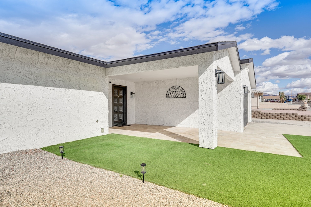 Sunny Arizona Oasis w/ Views - 2 Mi to Lake Havasu
