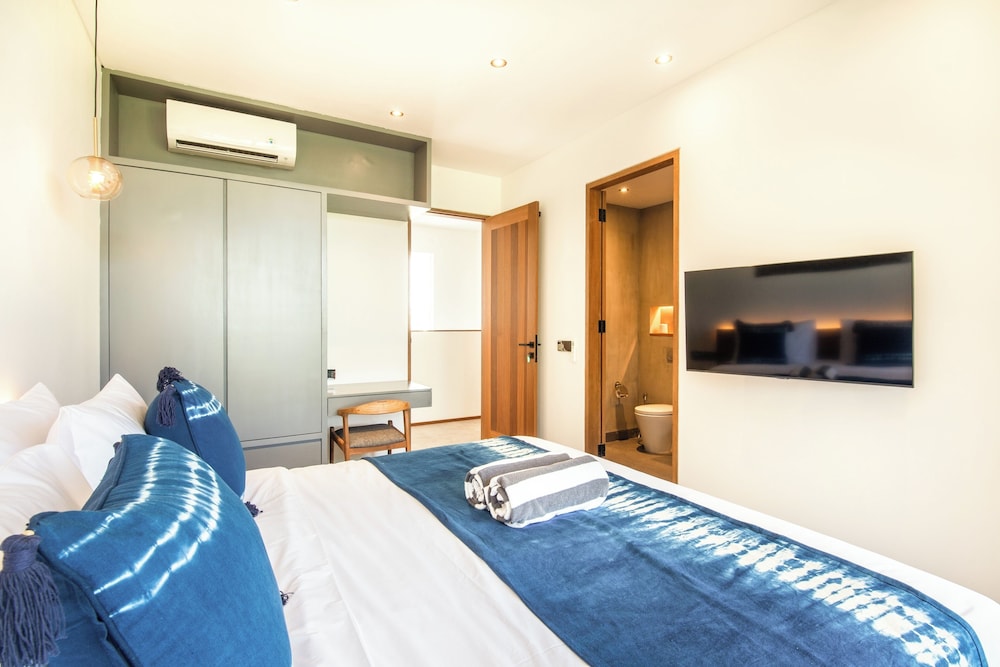 Seaside Escape: 4BR Villa, 190m to Canggu Beach
