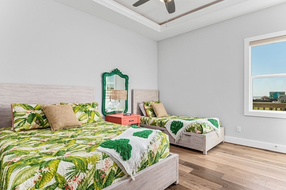 Deja Blue 5 Bedroom Home by RedAwning