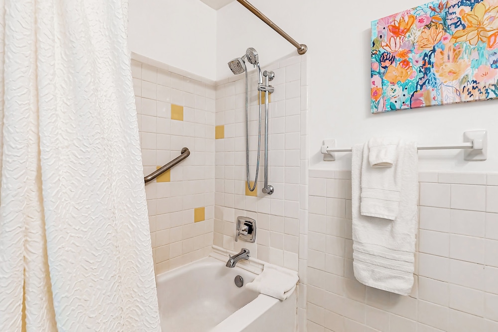 3BR Next to Park w/ Large Yard, AC & W & D