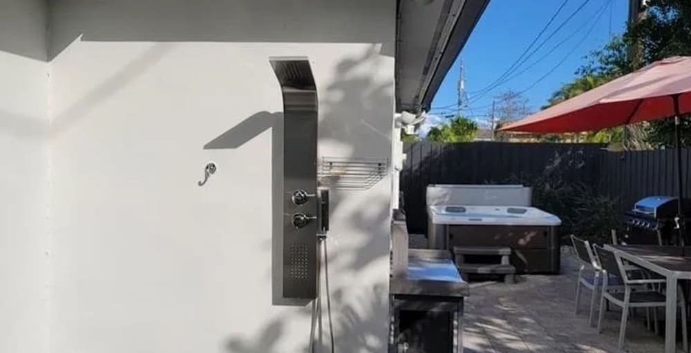 Walk to Wilton Drive - Spacious Quiet Villa 2 HOT TUB