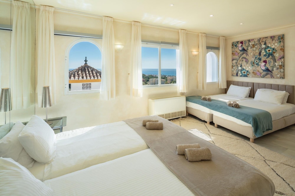 Large Luxury Family Villa 500m From Beach