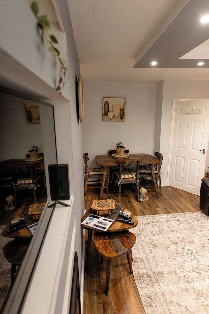 Beautiful Wythenshawe Home Near Airport With Garden & Parking Sleeps 5