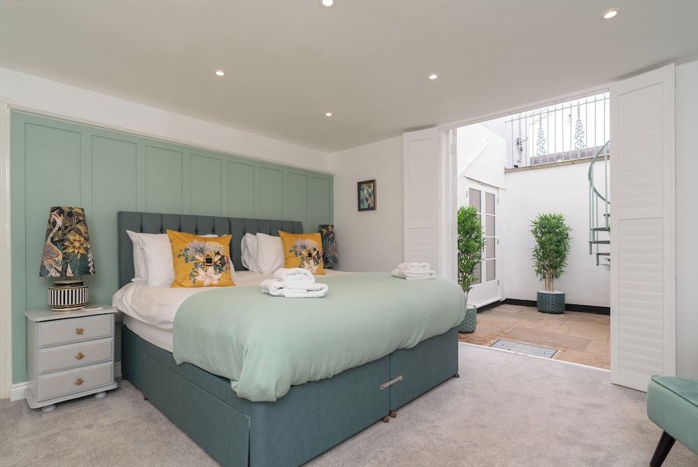 Stunning 2BD in the Heart of Cheltenham view 2