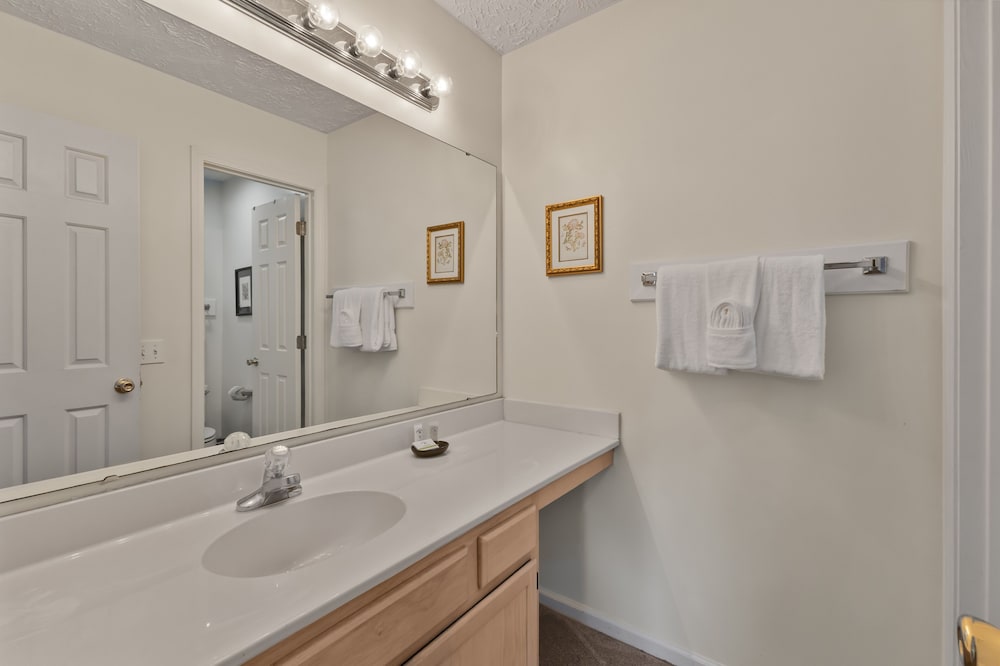 River Oaks 2i 2 Bedroom Condo