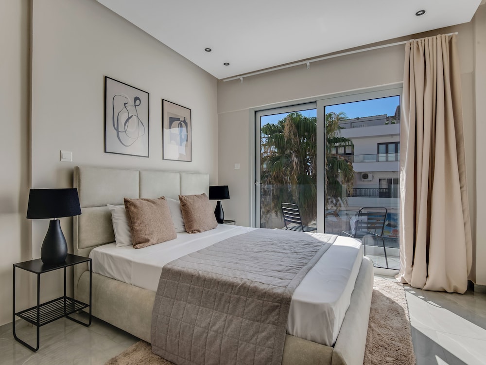 Sanders Crystal - Dreamy 3-bdr Apt w Balconies view 4