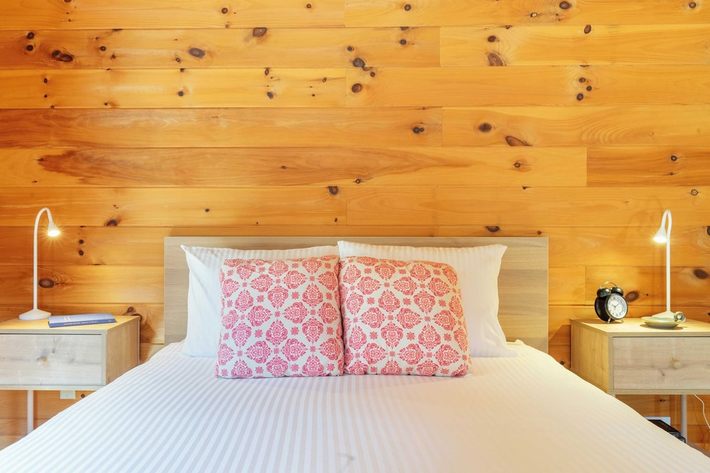 Secluded w/ Deck Views, Hot Tub, & Ping Pong Hudson in the Berks by Avantstay