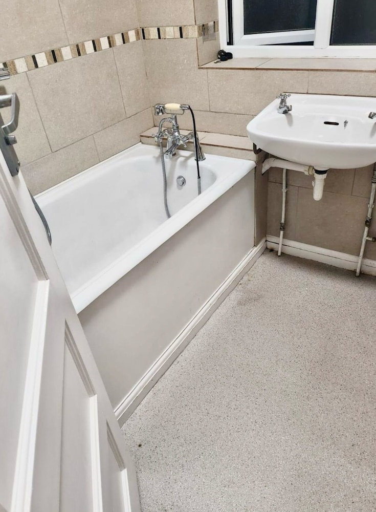 Spacious 3-bed House With Free Parking view 5