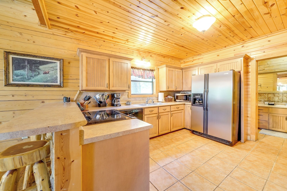 3 Mi to State Park & Lake: Broken Bow Cabin!
