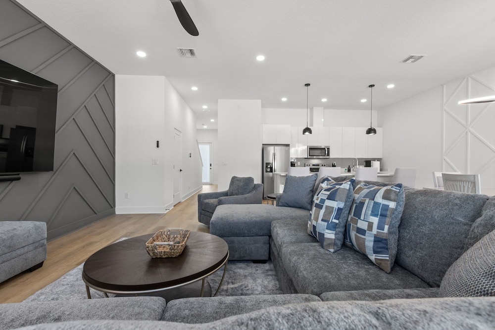 NEW Casa Sol Casa Cielo - Luxurious Newly Built Tampa Townhouses In Prime Location