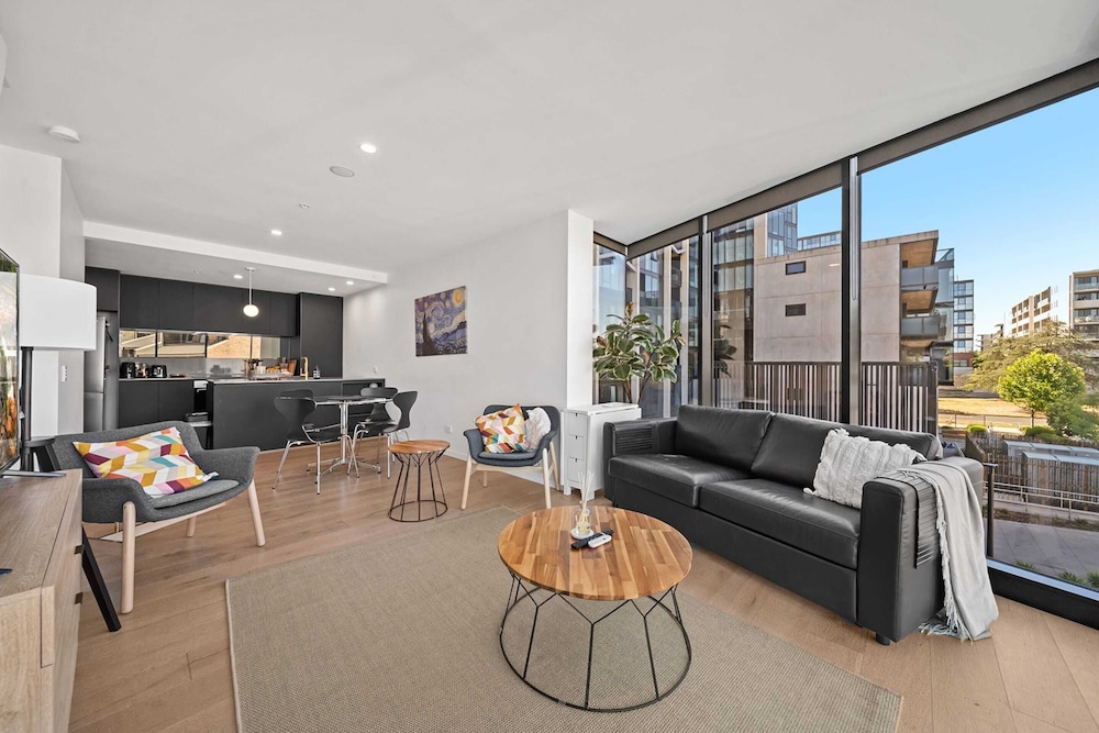 Bright Unit With Secure Parking and Garden Access