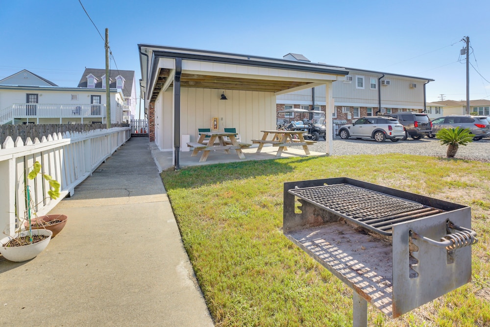 Walk to North Myrtle Beach: Studio w/ Pool Access!