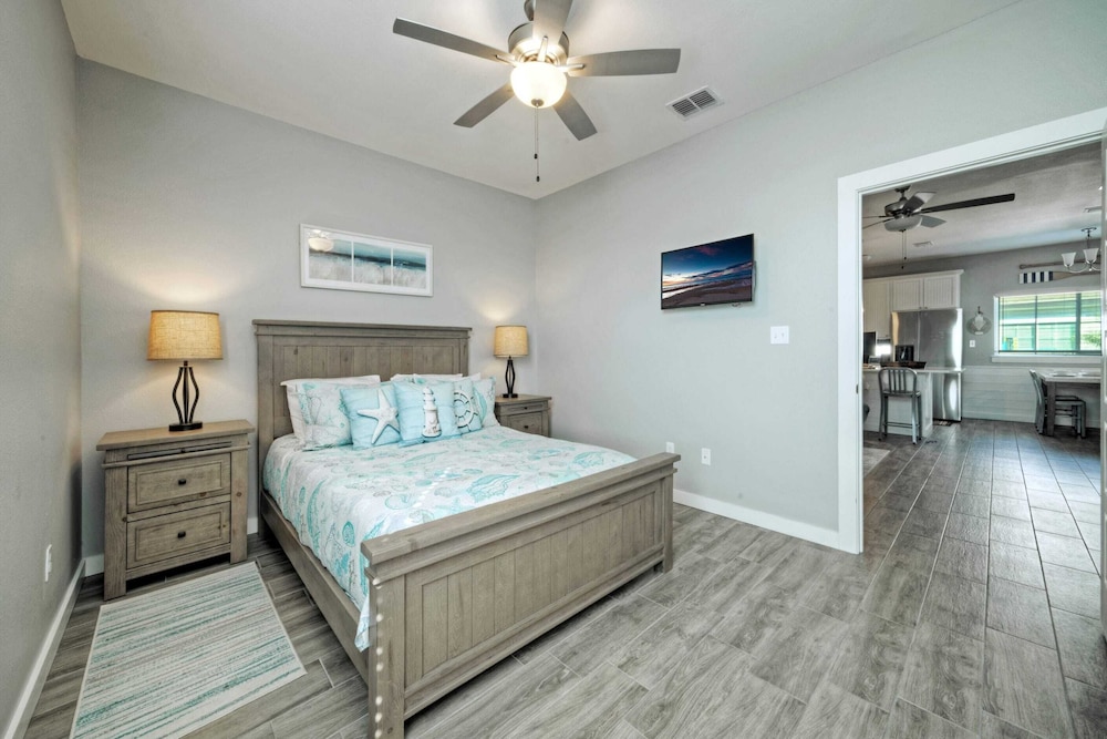 Sleeps 33! 4 Condos, Walk to the Beach, Resort-style Pool, Endless Summer Resort