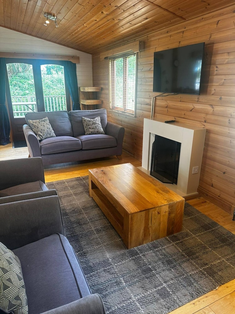 Serene Watermouth Cabin Retreat With Hot Tub & Stunning Coastal Views