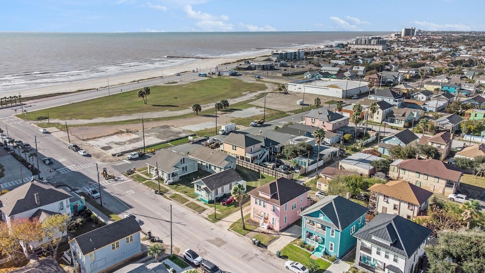 Large 4BR Home - Close to the Beach - Dog Friendly view 2