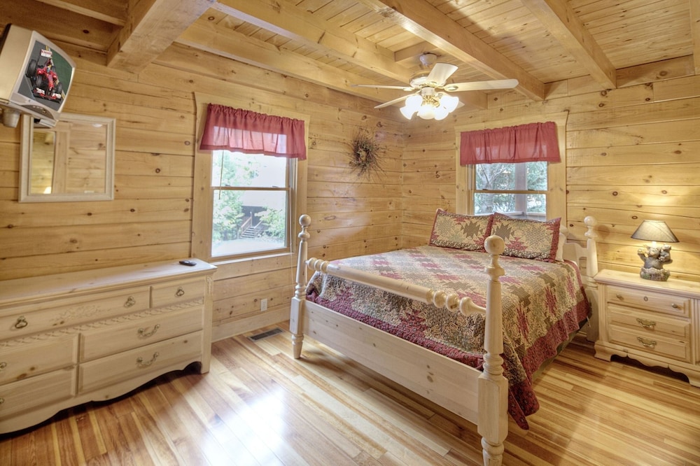 Er91 - Eagle's Beauty - Great Location - Close To All The Action! 2 Bedroom Cabin by RedAwning view 3