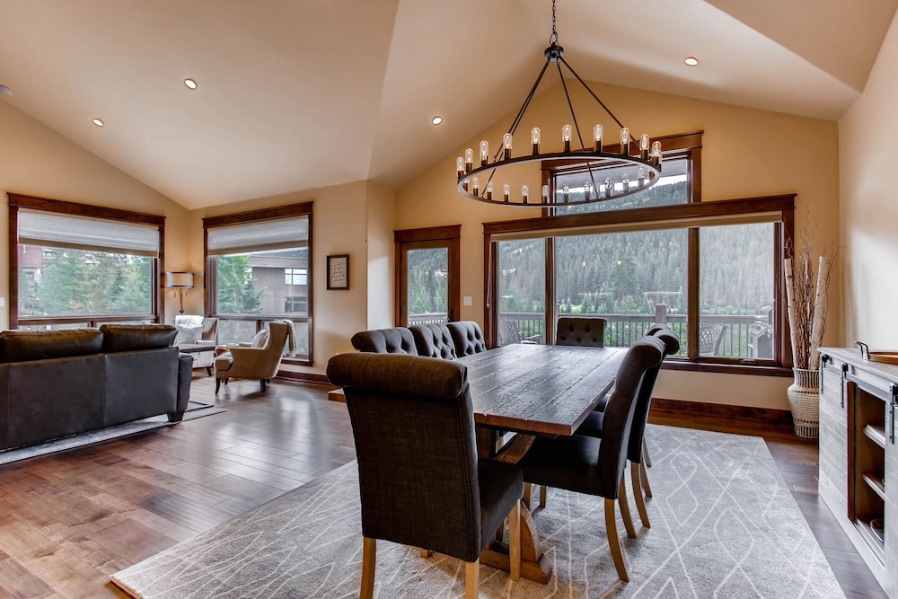 New 3bdr Luxury /sleeps 10 W Fireplace & Mountain Views 3 Bedroom Townhouse by RedAwning