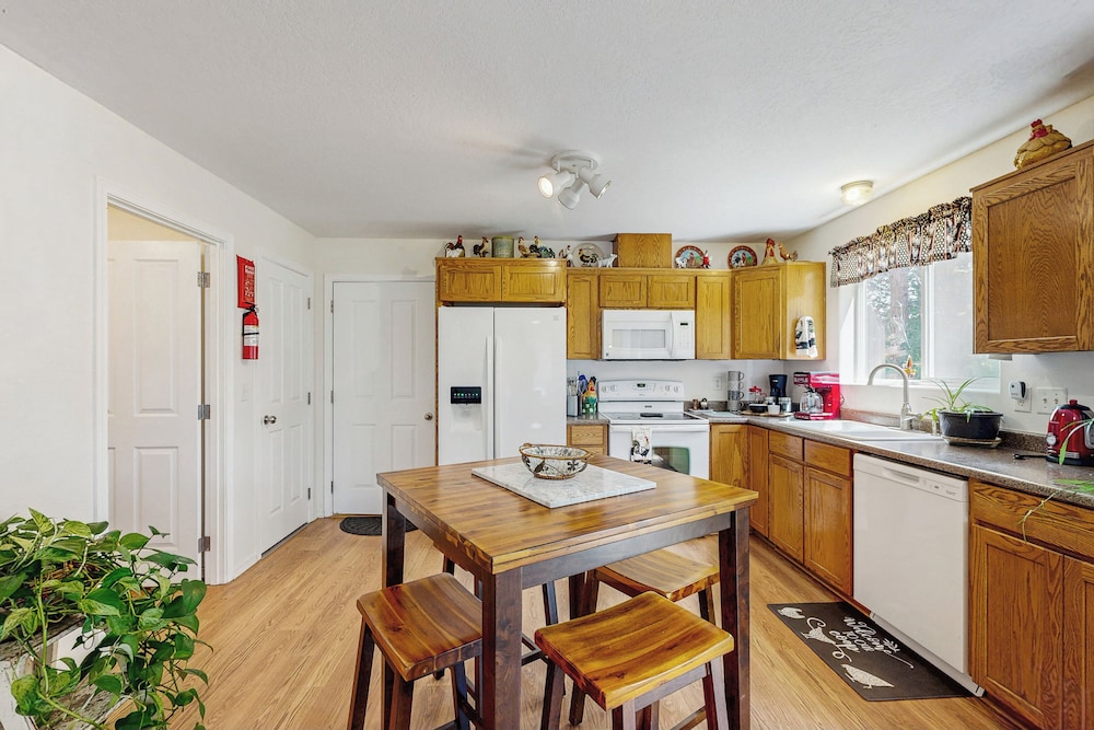 3BR House w/ Lake Views, Full Kitchen, A/C & Wifi