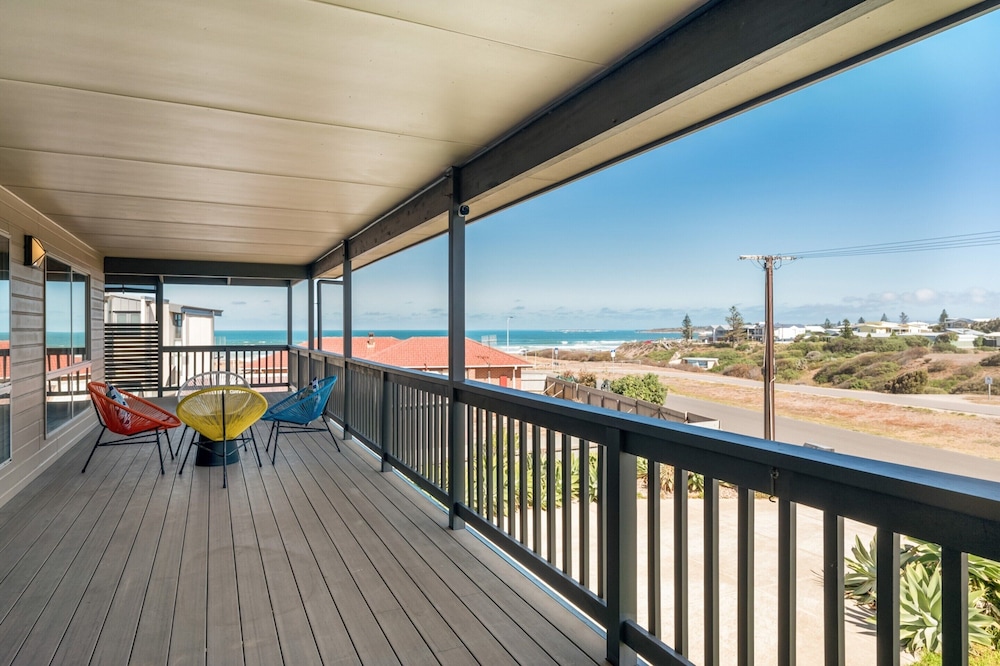 Large Upstairs Family Stay Near Middleton Beaches