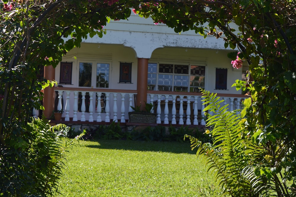 Colonial Residence