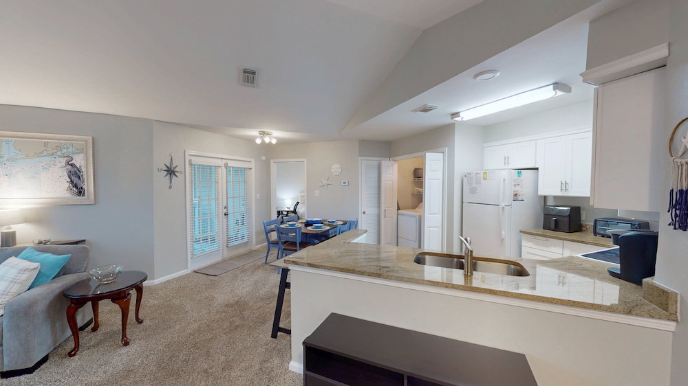 Charming 2BR Condo w/ Private Balcony in Gulf Shores, Pool, Hot Tub