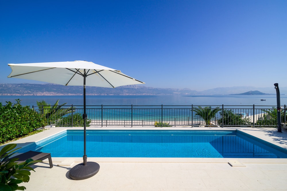 Acadia Beach Villas & Apartments, Slatine