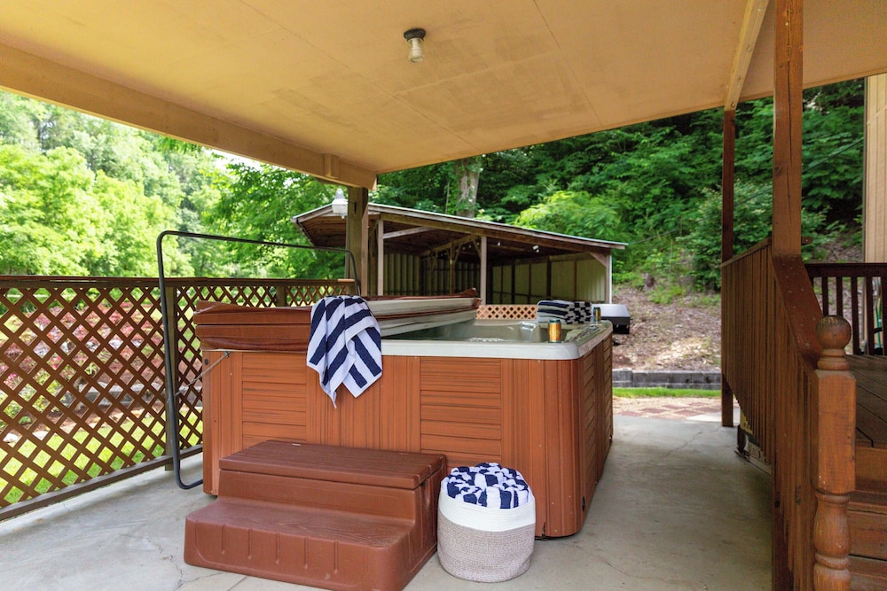 2 Mi to Dtwn: Spacious Gatlinburg Home w/ Hot Tub!