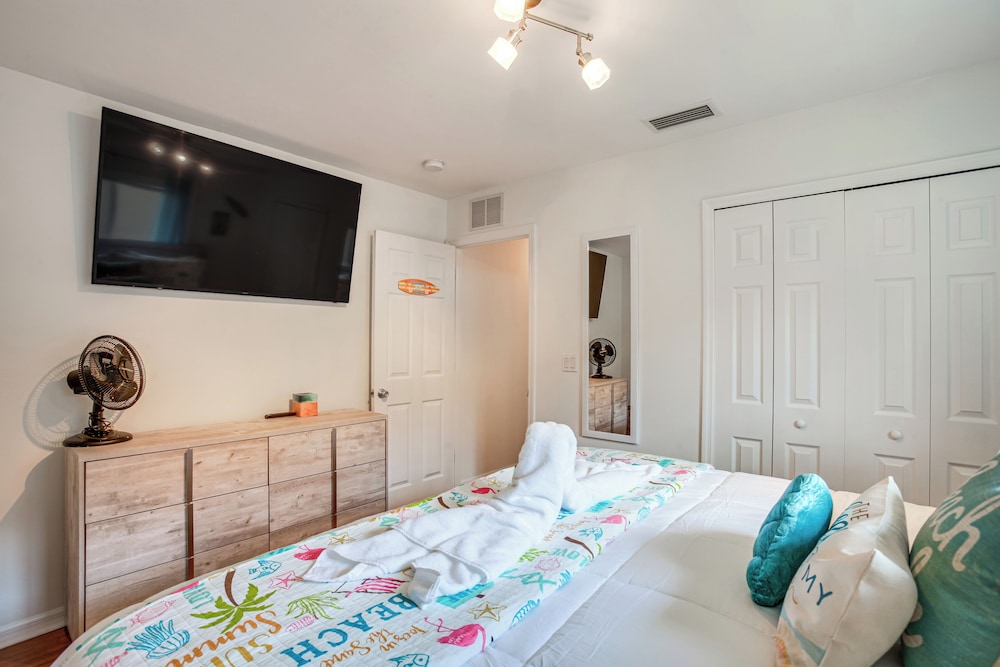 Game Room & Hot Tub: Easy Cape Coral Adventures