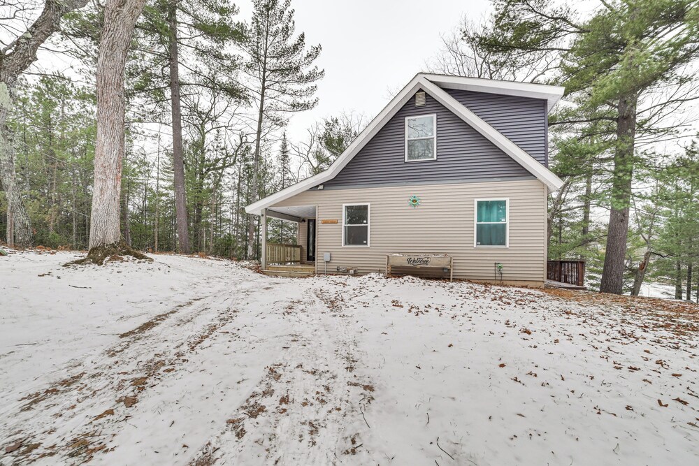 Lake Access & Dock: Remote Mio-area Cottage