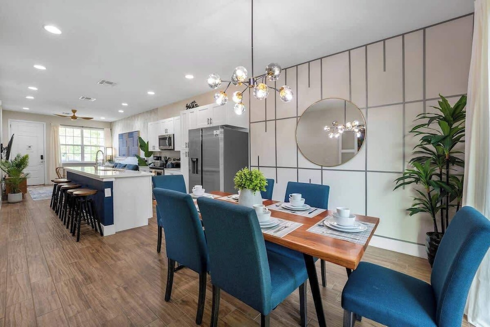 Beautiful 4BR Home w/ Modern Design