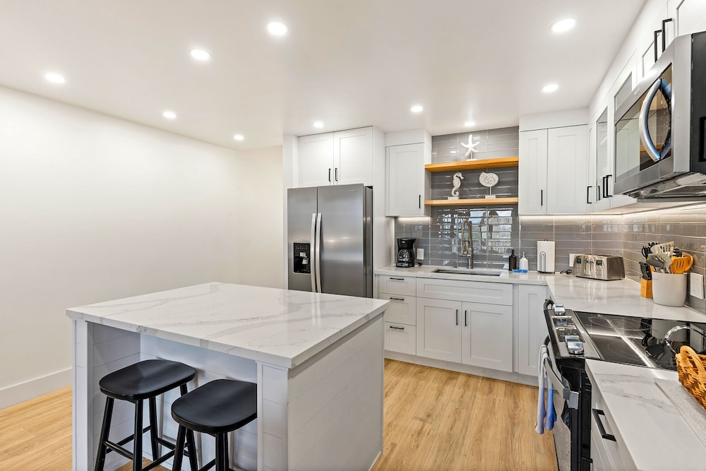Summer Sale! Deluxe Modern Renovation, Split-ac, Kamaole Sands 4-411, Book Now!