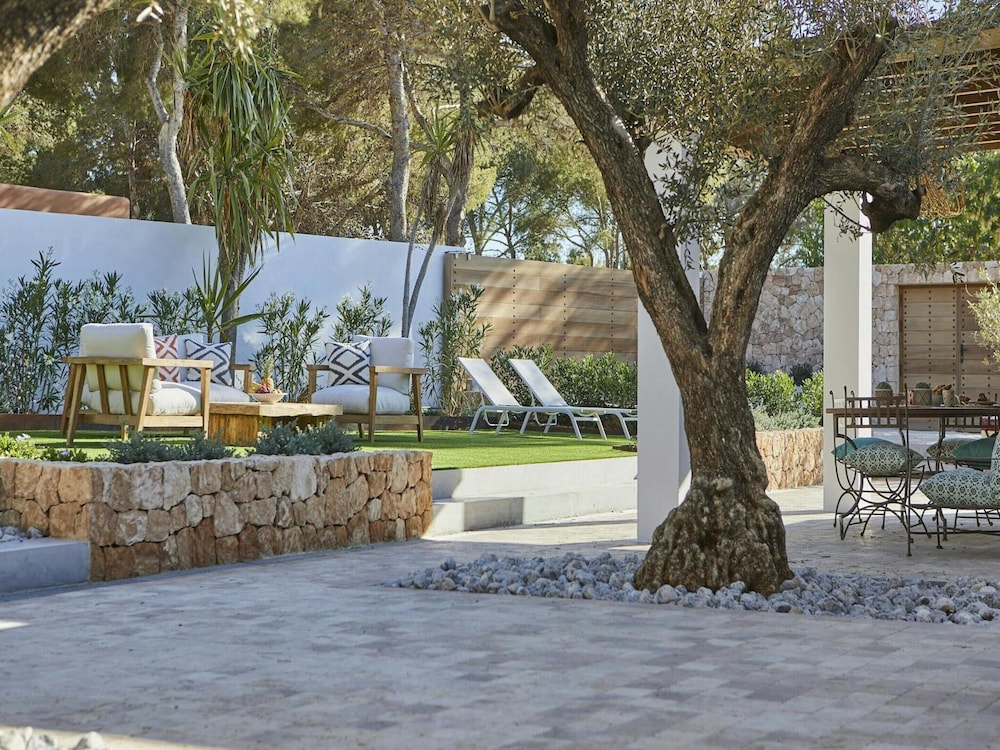 Exquisite Villa With Parking Space