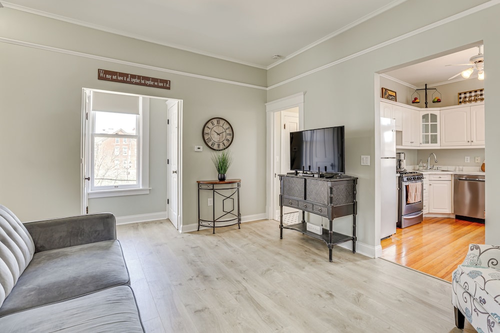 Walk Downtown: Inviting Historic Home in Dubuque!