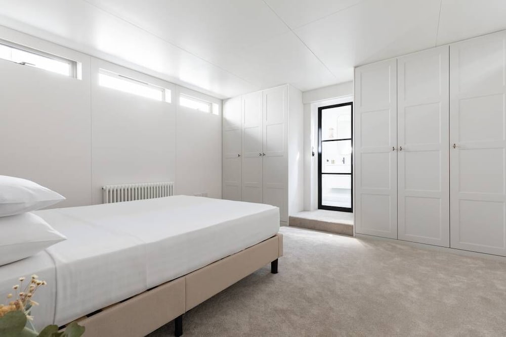 Cheyne Walk Houseboat by Onefinestay