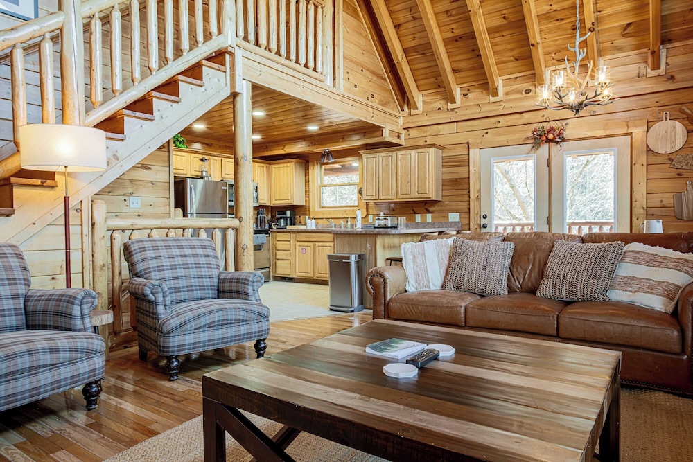 Bear Creek Way by Avantstay Hot Tub, Game Room, Air Hockey, Near Dollywood & Smoky Trails