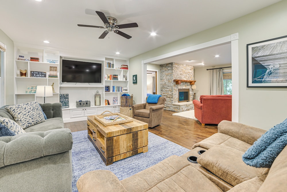 Sunroom, Dining Pavilion & More: Gem on Burt Lake!