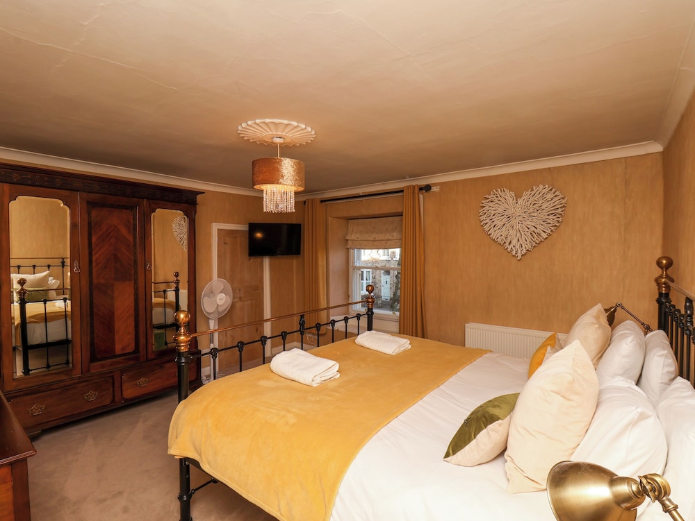 Sixpence Cottage