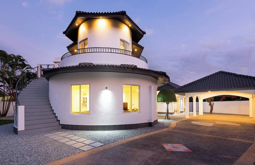 Luxury 4BR Private 425sqm Party Pool Villa