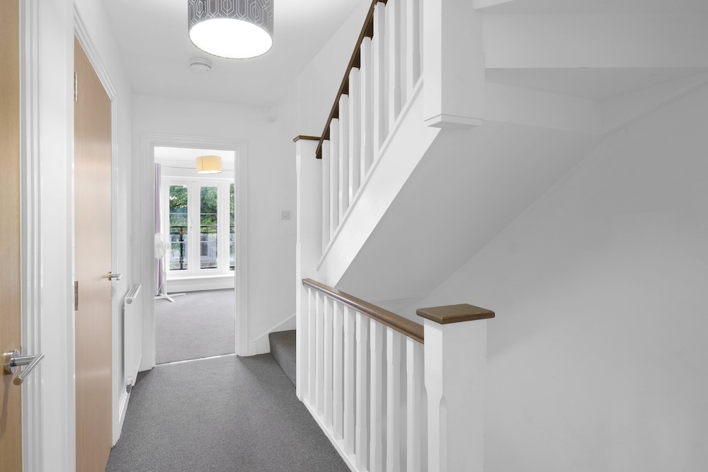 Spacious 6 Bedroom House in Denton Way