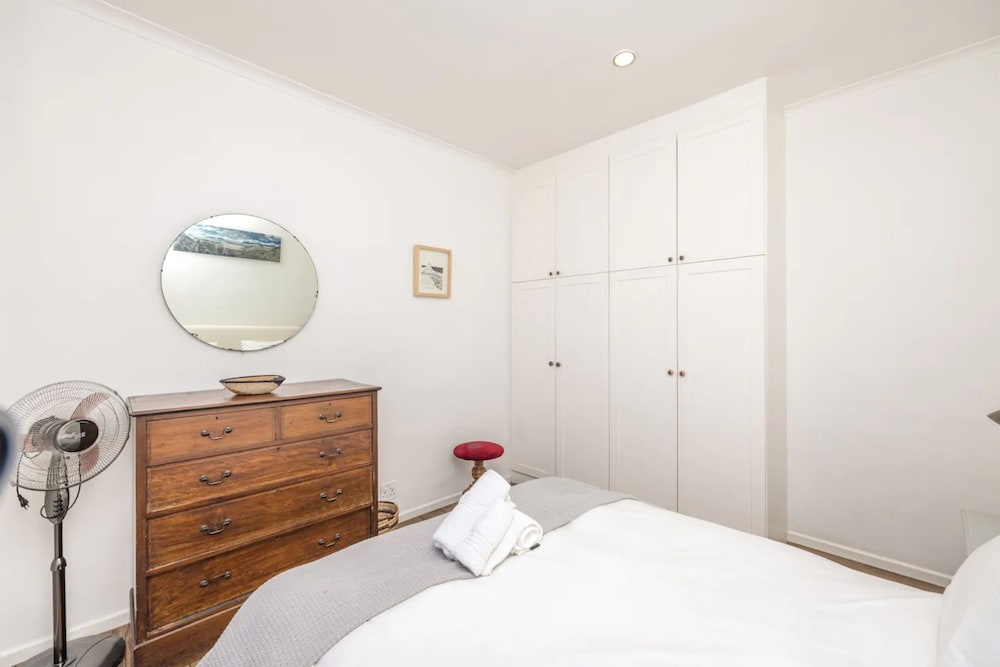 Amazing 2 Bedroom Apartment With Mountain Views on Kloof Street view 2